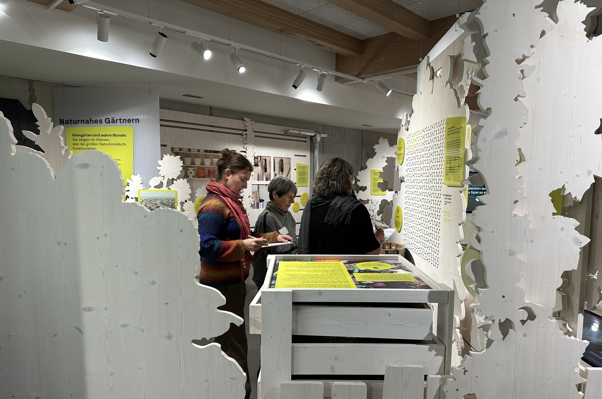 Besuchernde mit der Biodiversitäts-Rallye in der Ausstellung