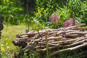 Totholzhaufen im Garten